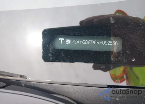 2024 Tesla Model Y z USA, uszkodzony, nr VIN 7SAYGDED6RF092556